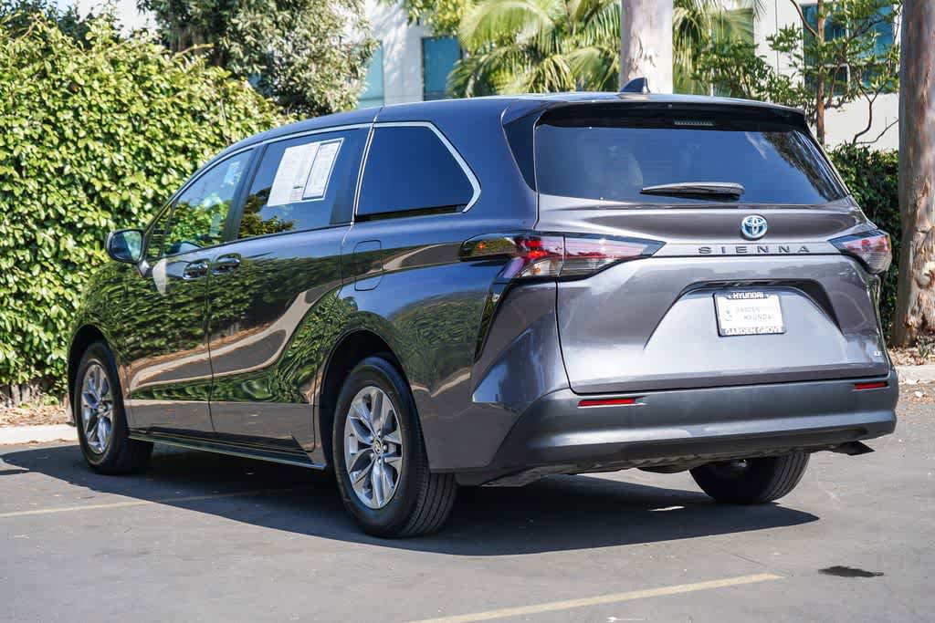 Used 2025 Toyota Sienna LE FWD image 4