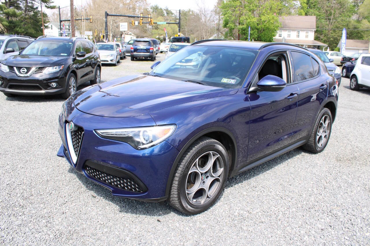 Used 2018 Alfa Romeo Stelvio Sport w/ Quick Order Package 22J Sport AWD/4WD image 2