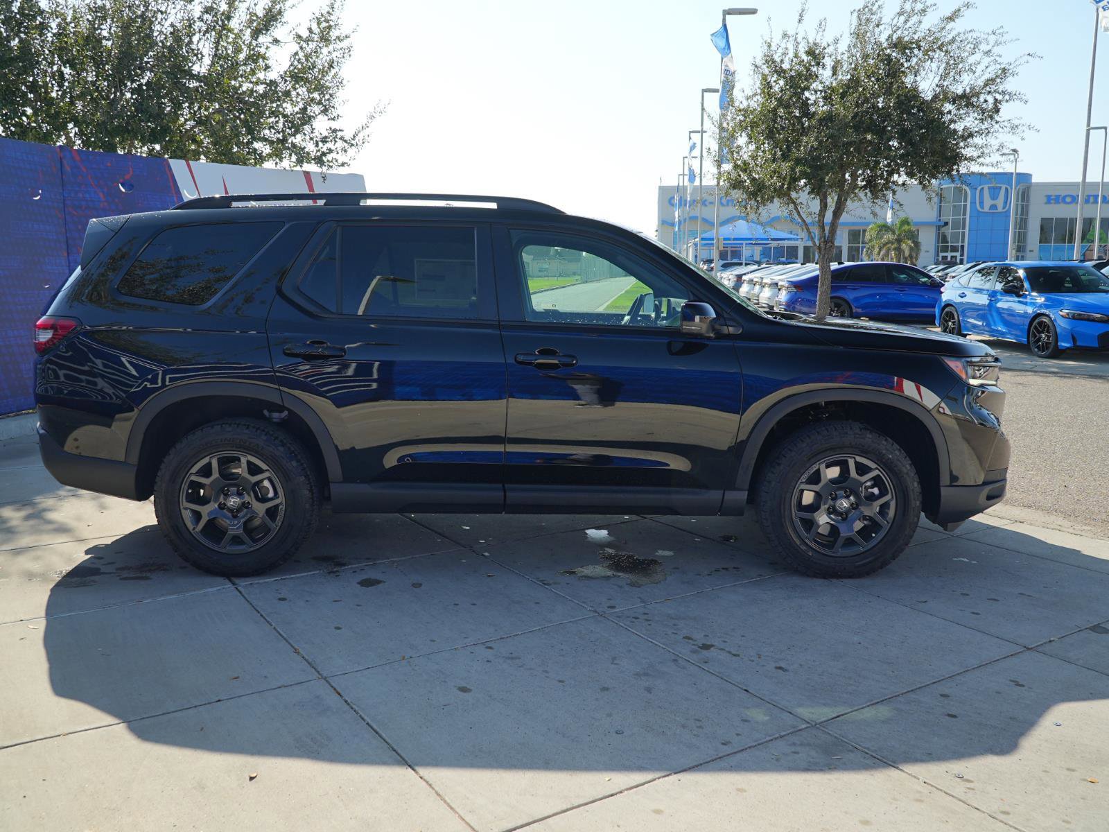 New 2025 Honda Pilot TrailSport image 4