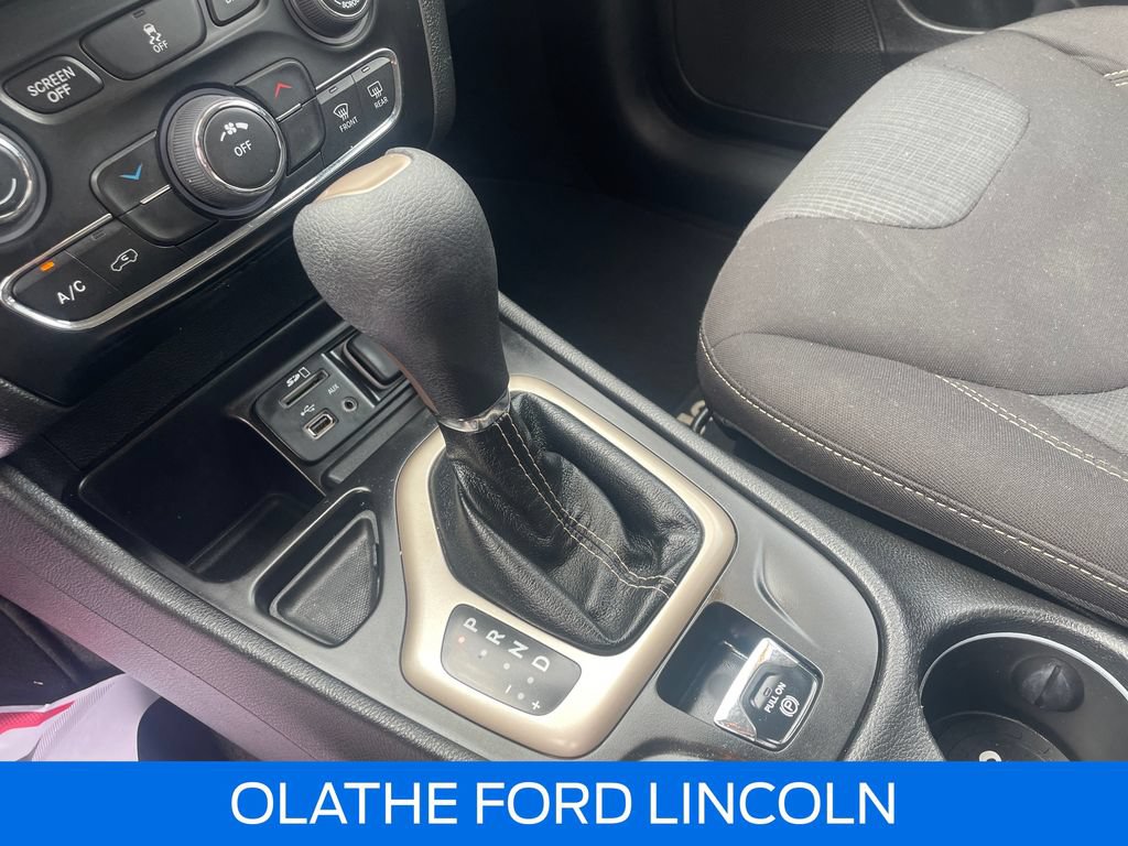Used 2017 Jeep Cherokee Latitude FWD image 11