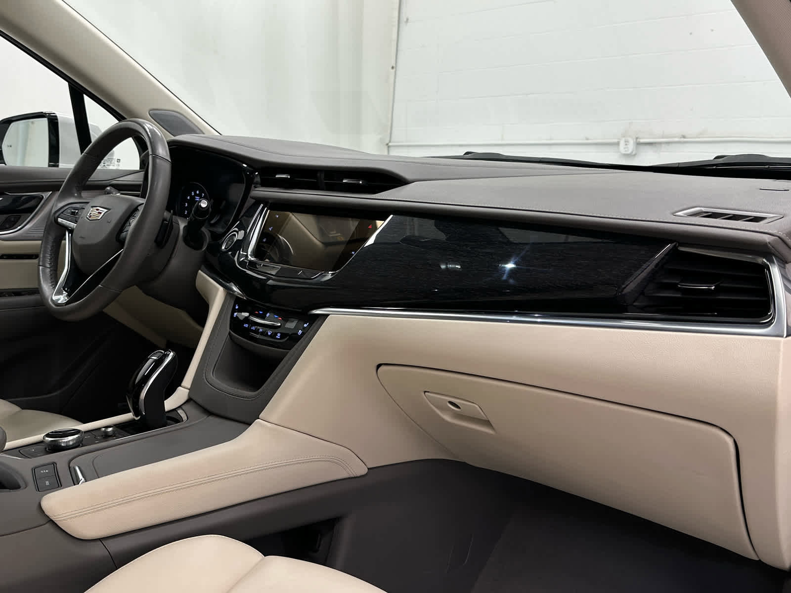 Used 2023 Cadillac XT6 Premium Luxury w/ Technology Package image 18