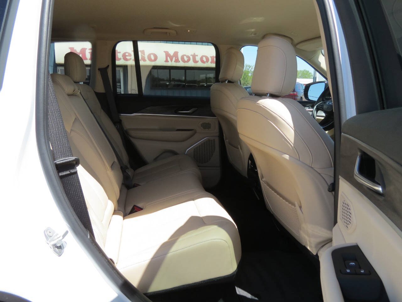 Used 2022 Jeep Grand Cherokee Limited AWD/4WD image 22