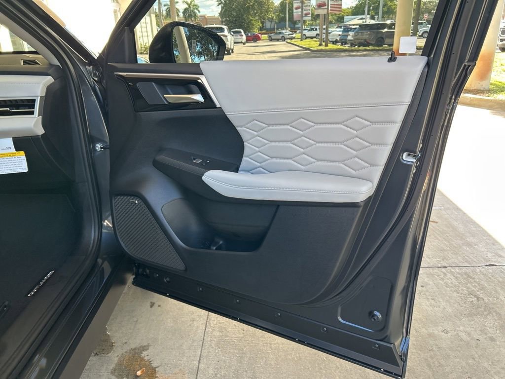 New 2025 Mitsubishi Outlander SEL image 25