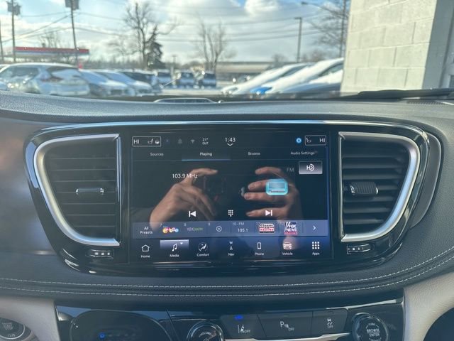 Used 2024 Chrysler Pacifica Select image 17