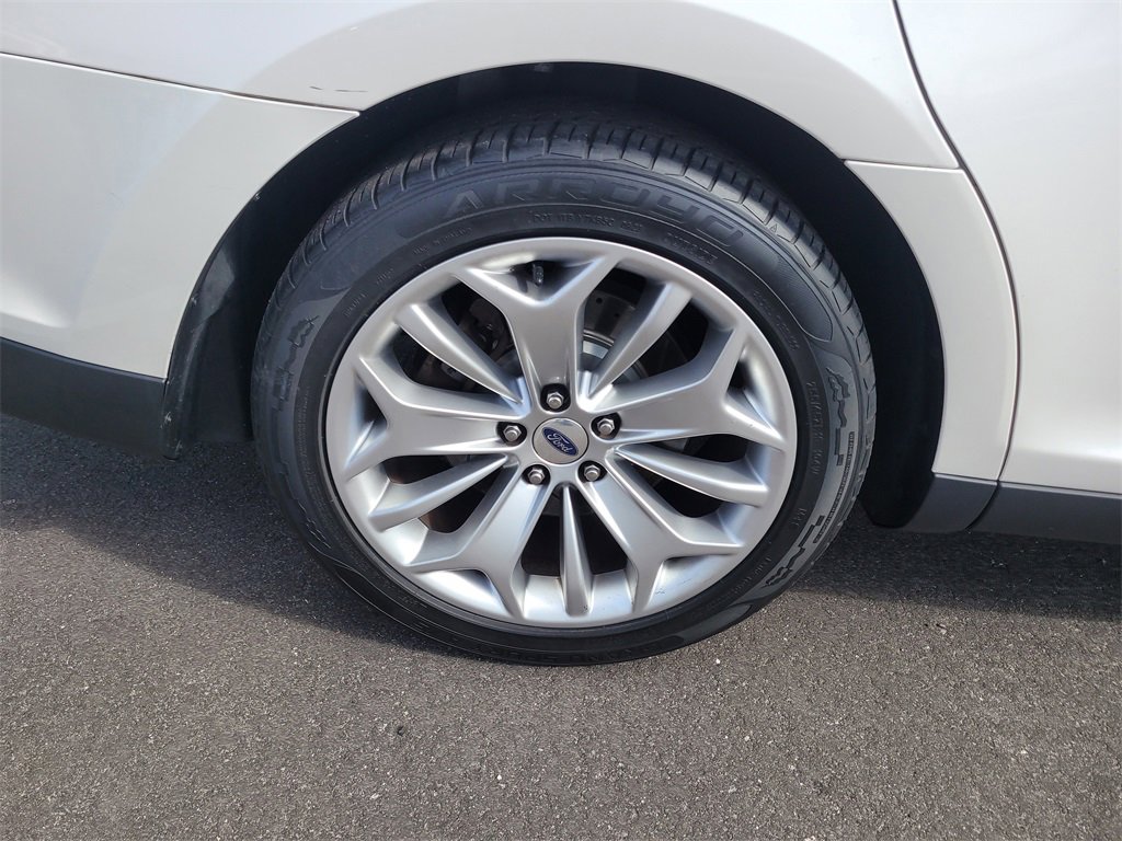 Used 2018 Ford Taurus Limited image 5
