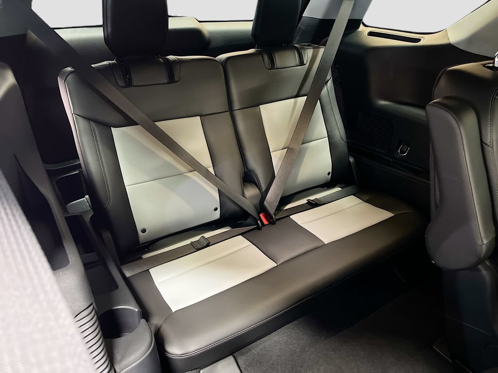 Used 2023 Ford Explorer XLT w/ Equipment Group 202A AWD/4WD image 28
