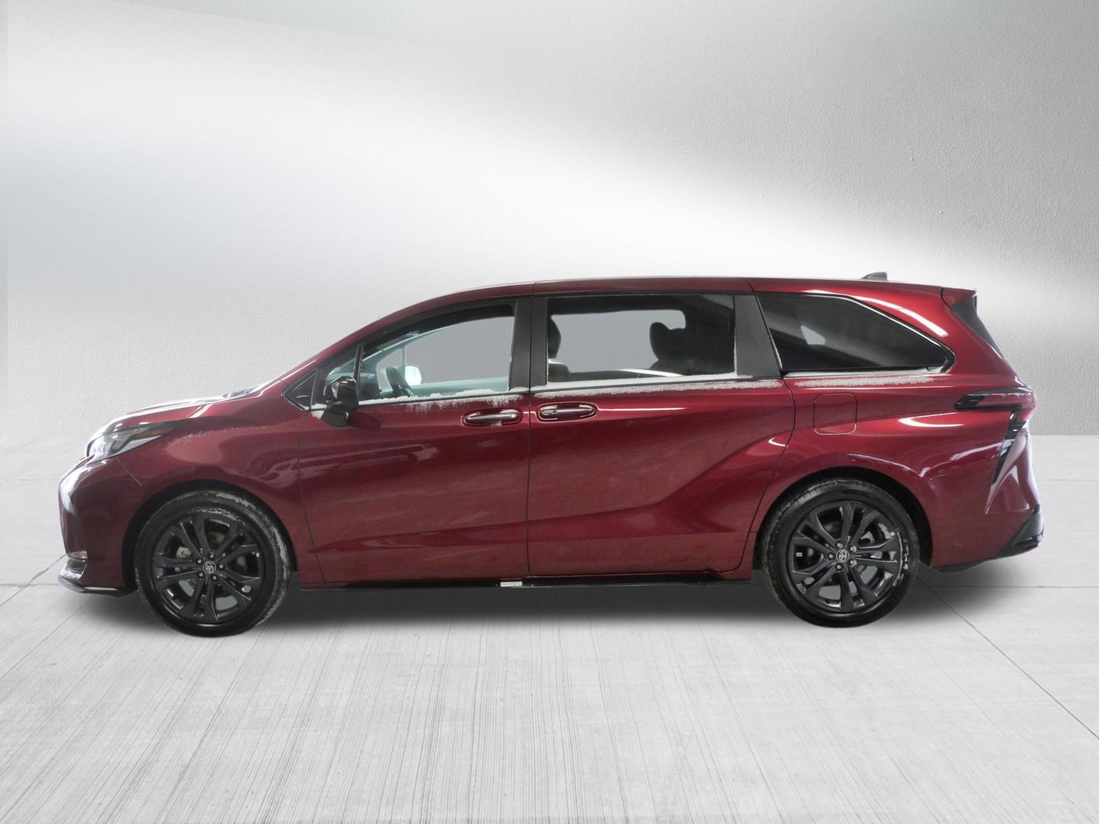 Certified 2025 Toyota Sienna XSE image 5
