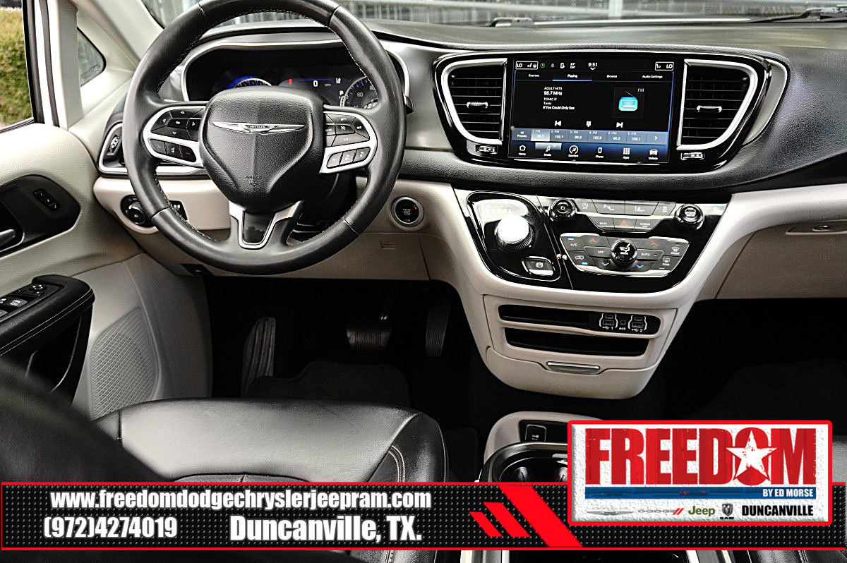 Used 2024 Chrysler Pacifica Touring-L FWD image 18