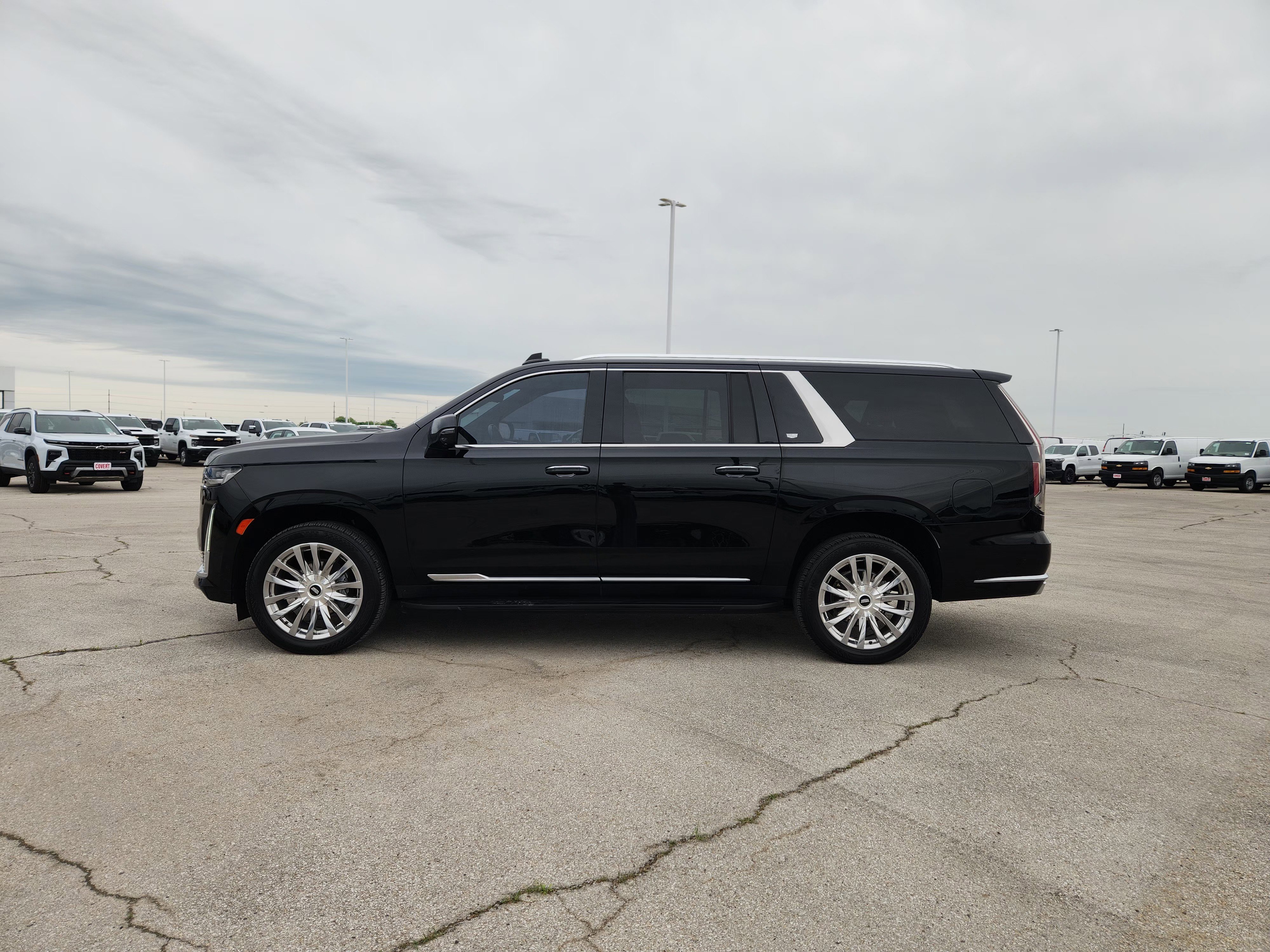 Used 2023 Cadillac Escalade ESV Premium Luxury AWD/4WD image 4