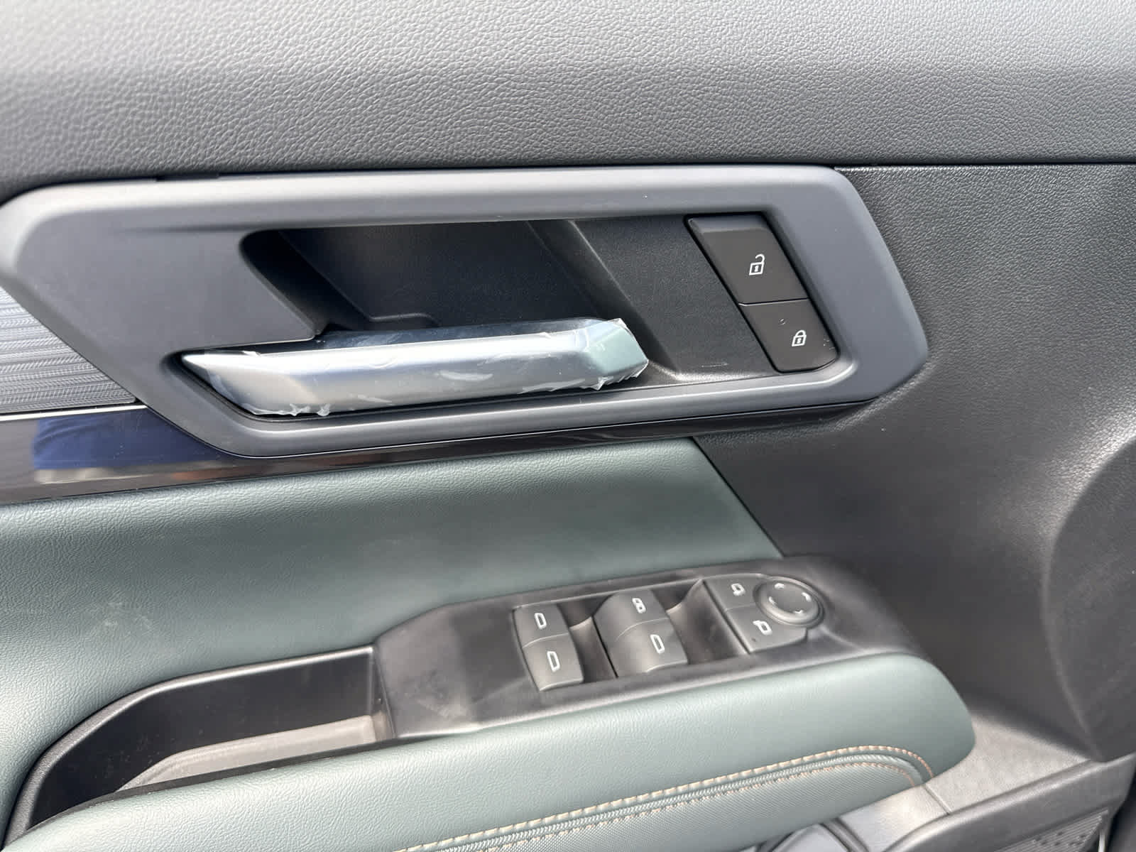 New 2027 GMC Terrain AT4 w/ Technology Package II AWD/4WD image 10