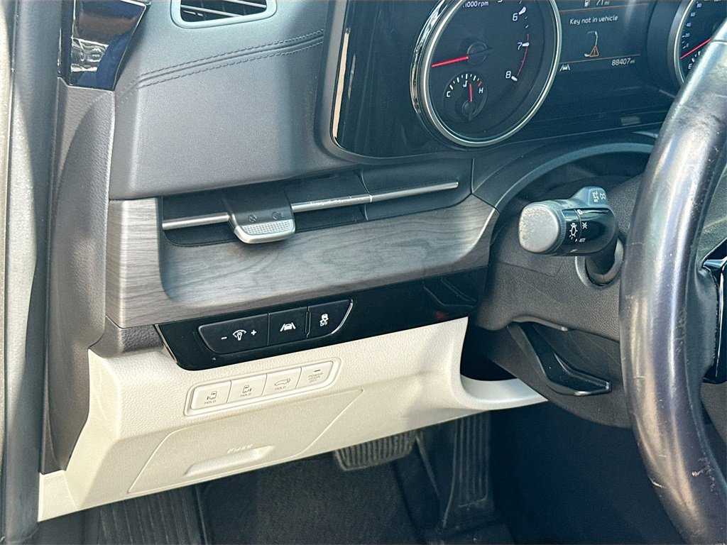 Used 2024 Kia Carnival EX image 11