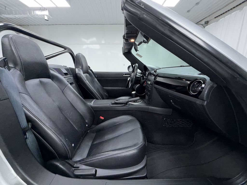 Used 2006 MAZDA MX-5 Miata Grand Touring w/ Premium Pkg RWD image 17