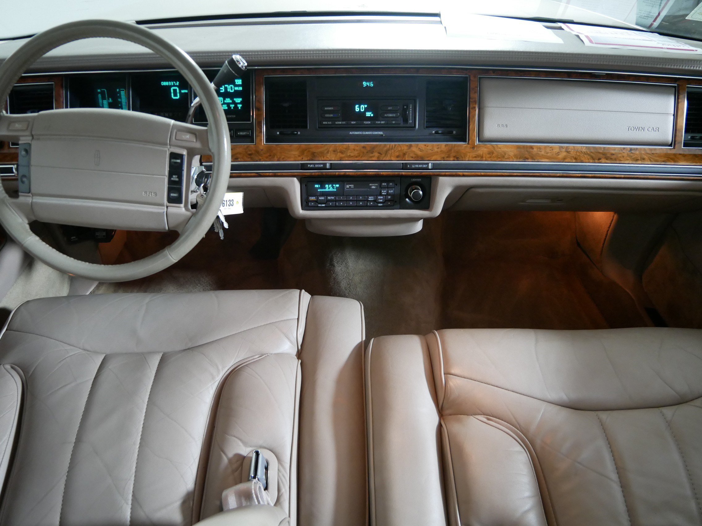 Used 1993 Lincoln Town Car Signature RWD image 10