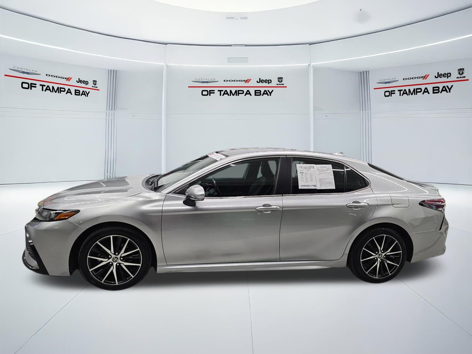 Used 2023 Toyota Camry SE FWD image 3