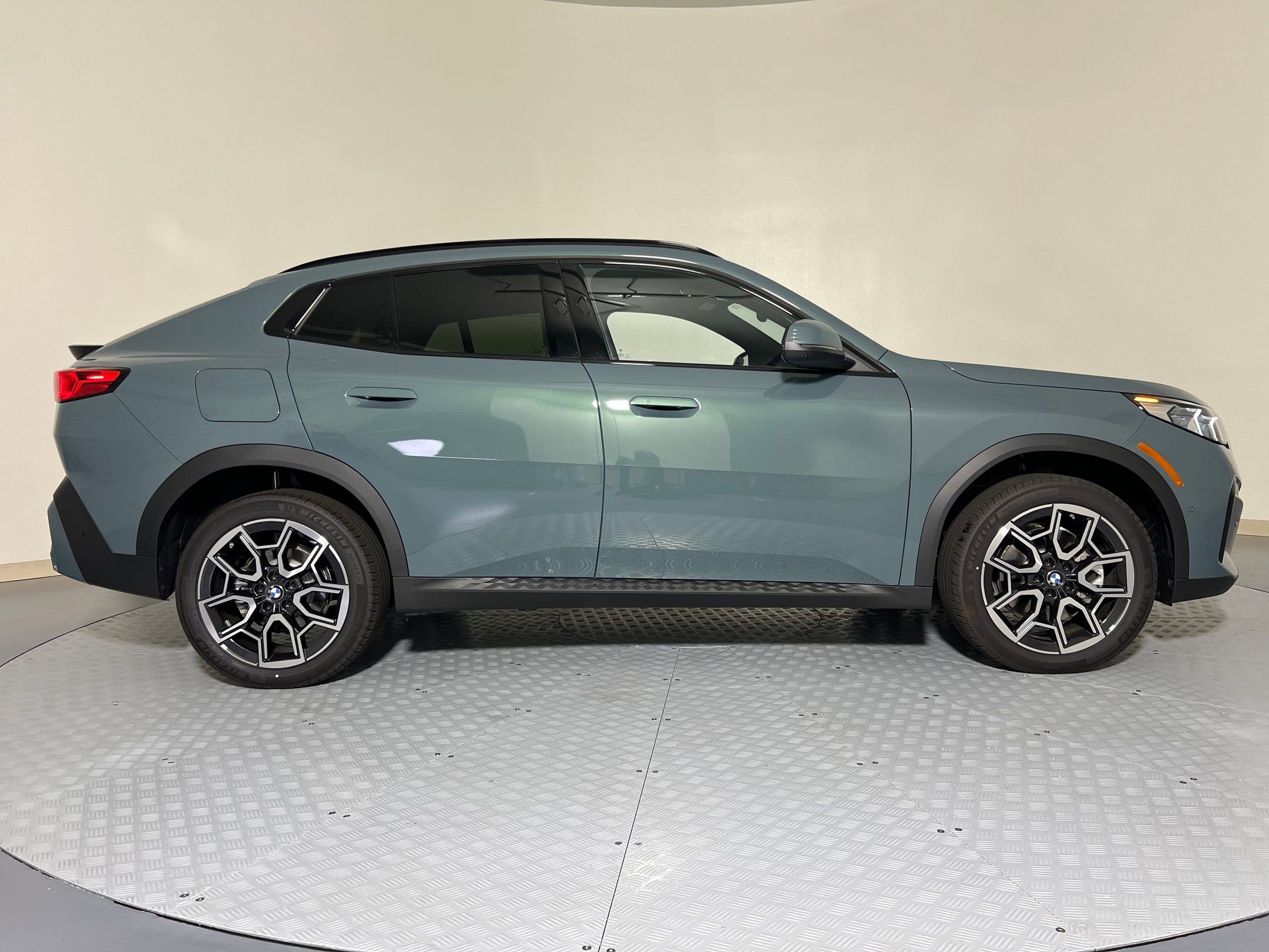 Used 2025 BMW X2 xDrive28i w/ Premium Package AWD/4WD image 8