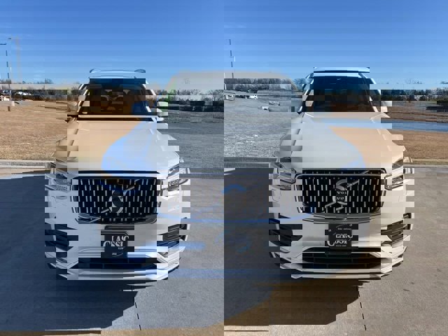 Used 2022 Volvo XC90 T6 Momentum image 2