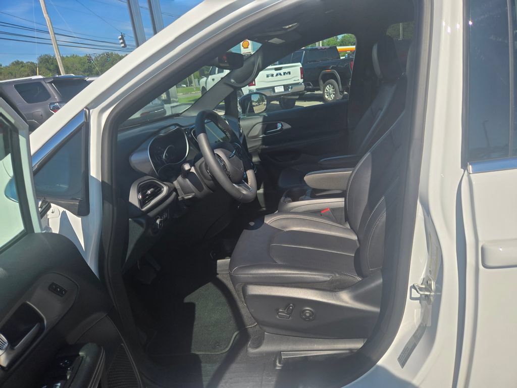 Used 2025 Chrysler Pacifica Select FWD image 7