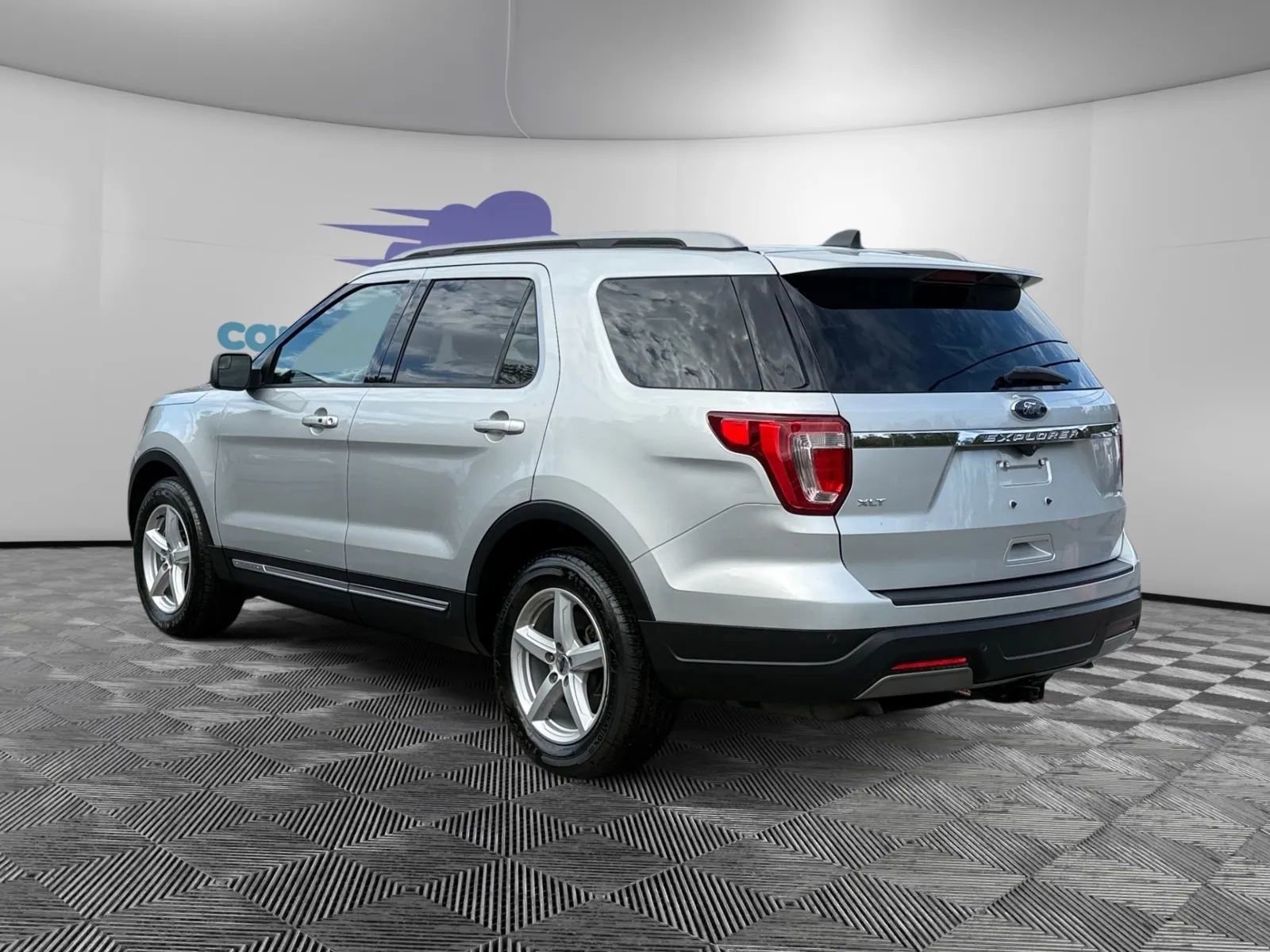 Used 2019 Ford Explorer XLT image 3