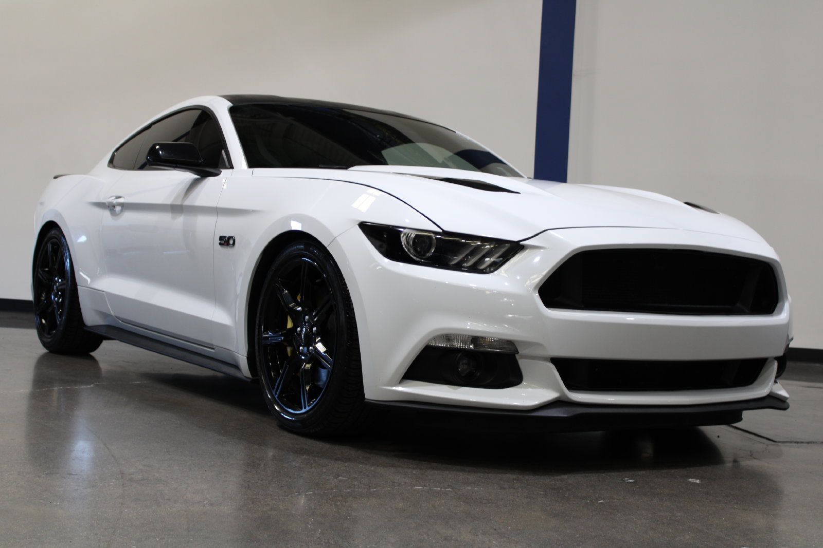 Used 2017 Ford Mustang GT RWD image 3