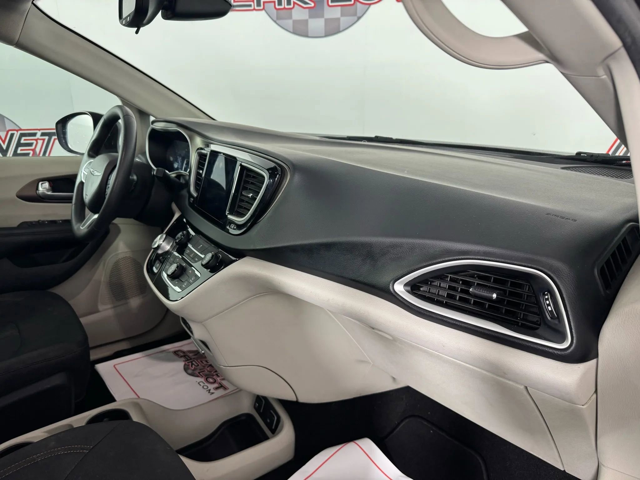 Used 2017 Chrysler Pacifica Touring w/ Tire & Wheel Group image 12