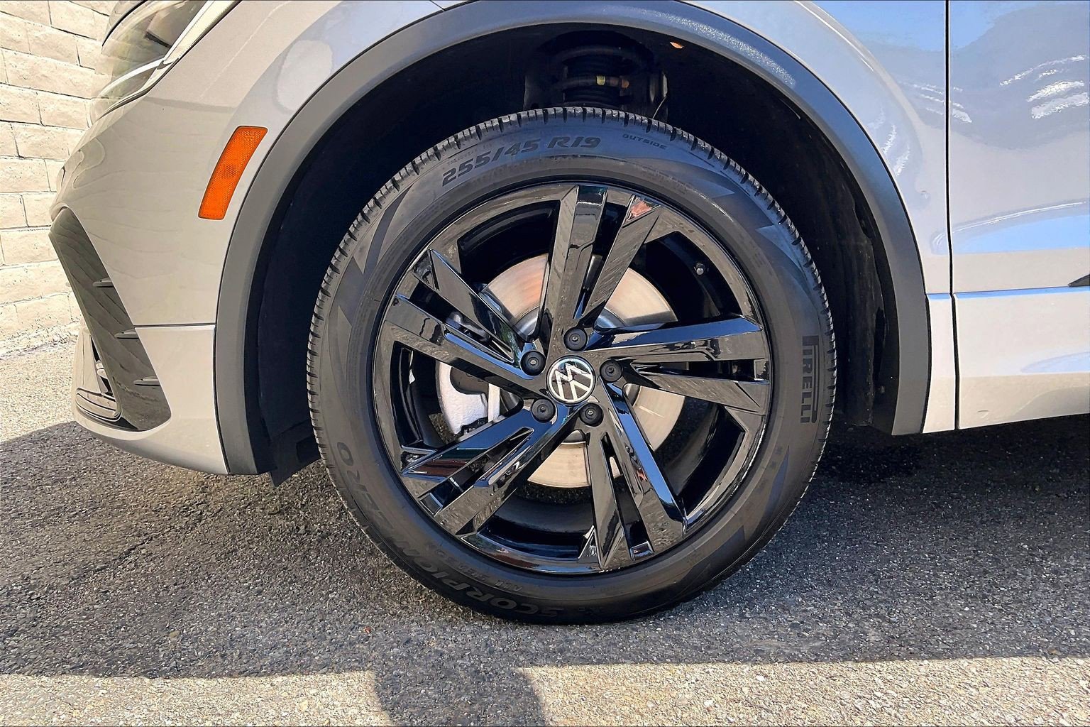 Certified 2023 Volkswagen Tiguan SE R-Line image 8