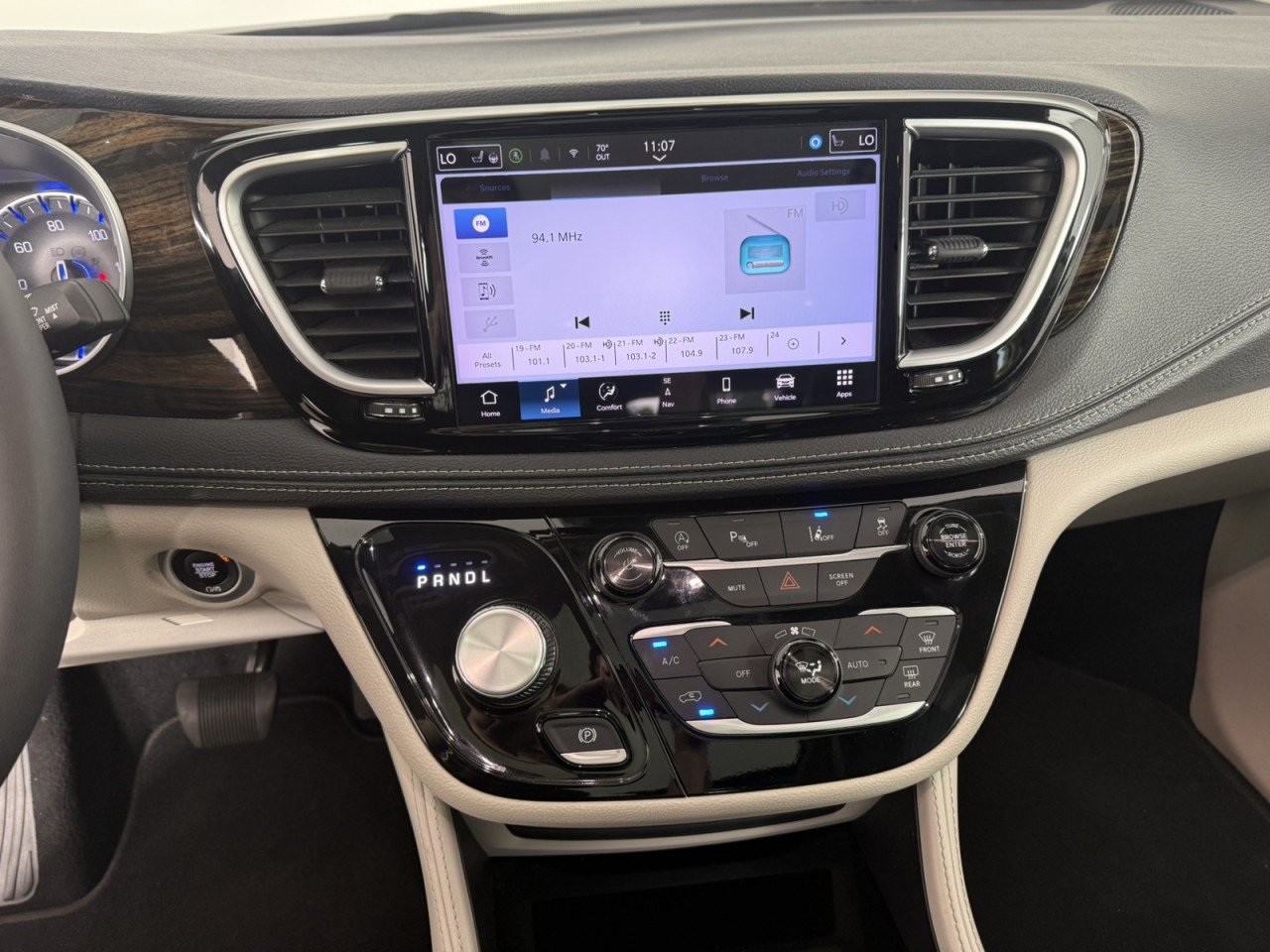 Used 2024 Chrysler Pacifica Limited FWD image 20