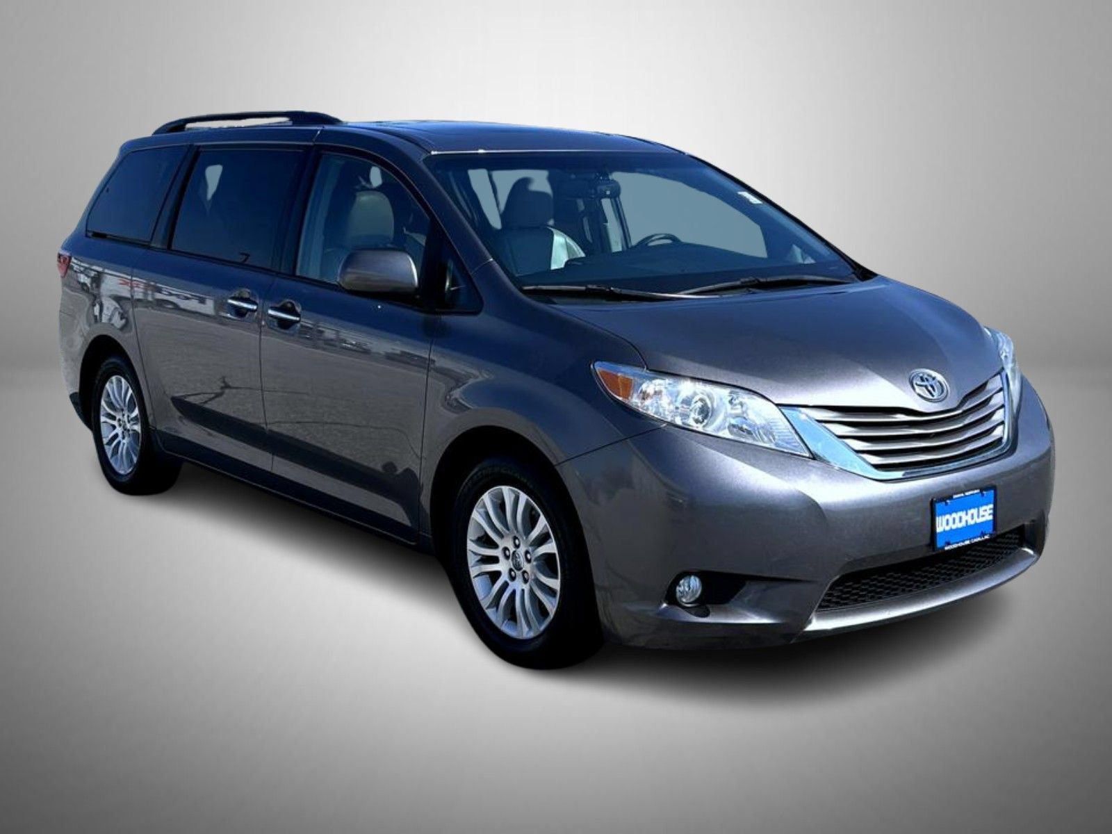Used 2015 Toyota Sienna XLE w/ XLE Navigation Package FWD image 3