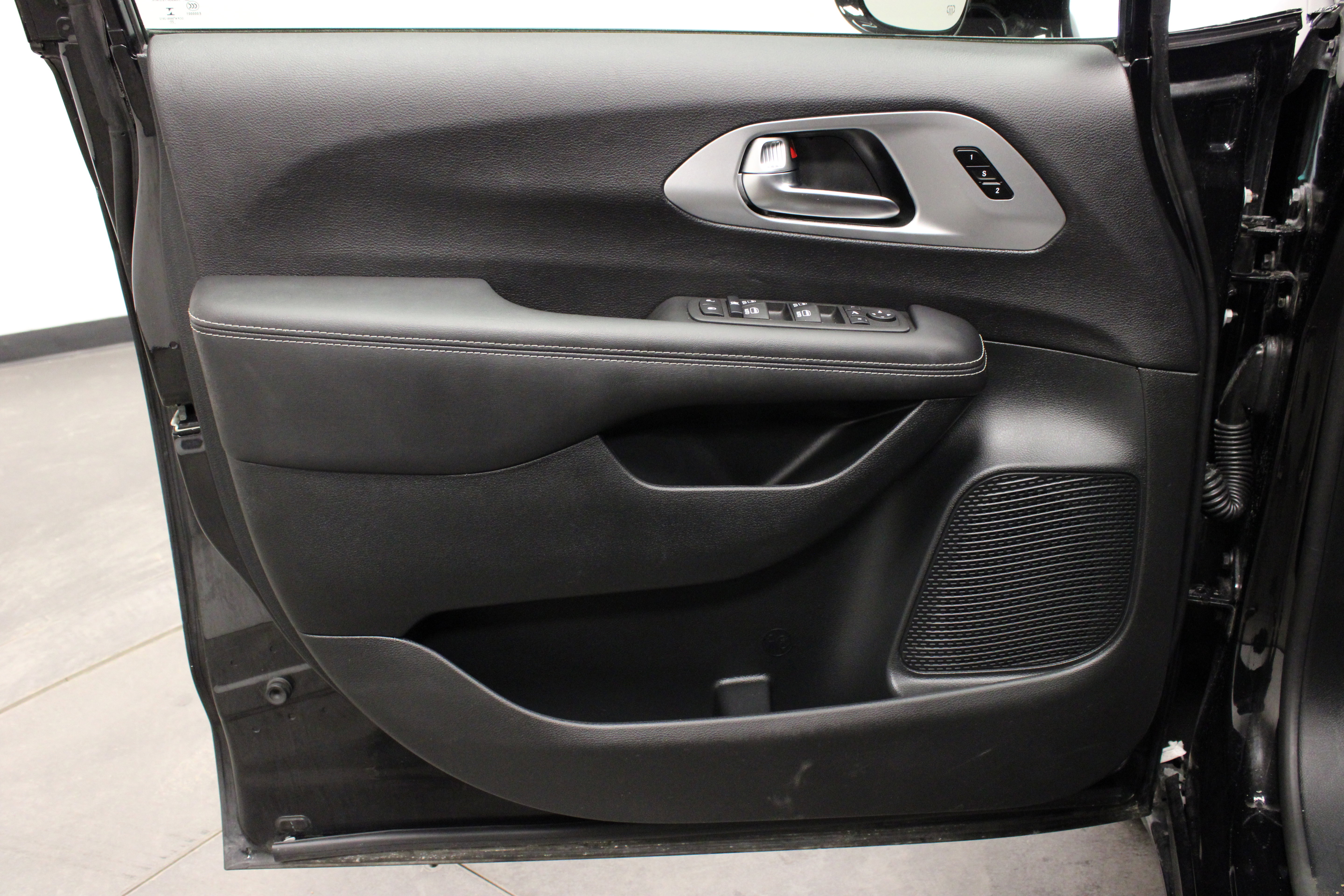 Used 2026 Chrysler Pacifica Limited w/ S Appearance Package FWD image 19