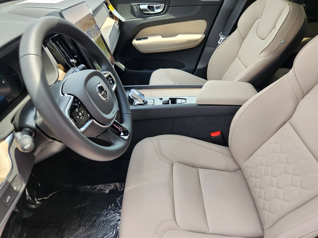 New 2026 Volvo XC60 T8 Plus w/ Climate Package PRO AWD/4WD image 4