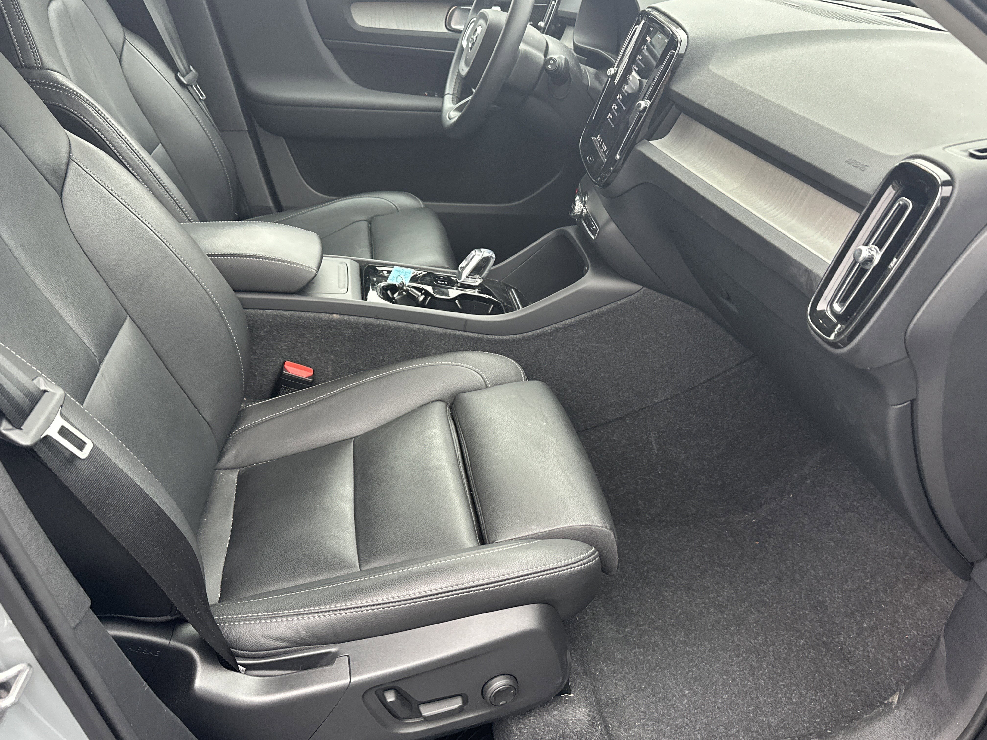 Used 2025 Volvo XC40 B5 Ultra image 16