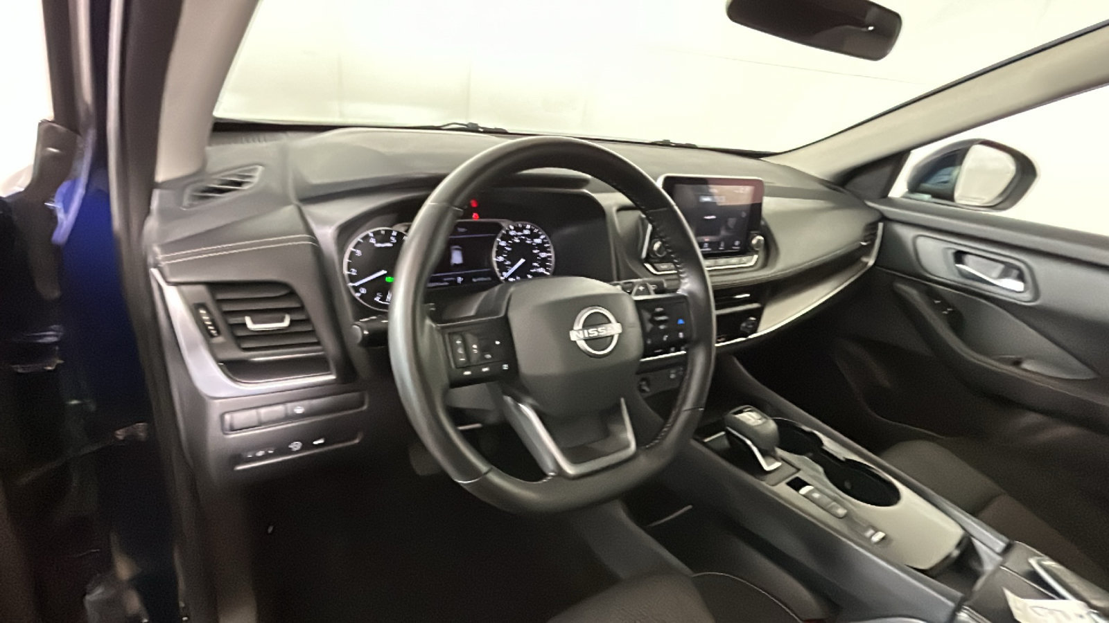 Used 2025 Nissan Rogue SV FWD image 15