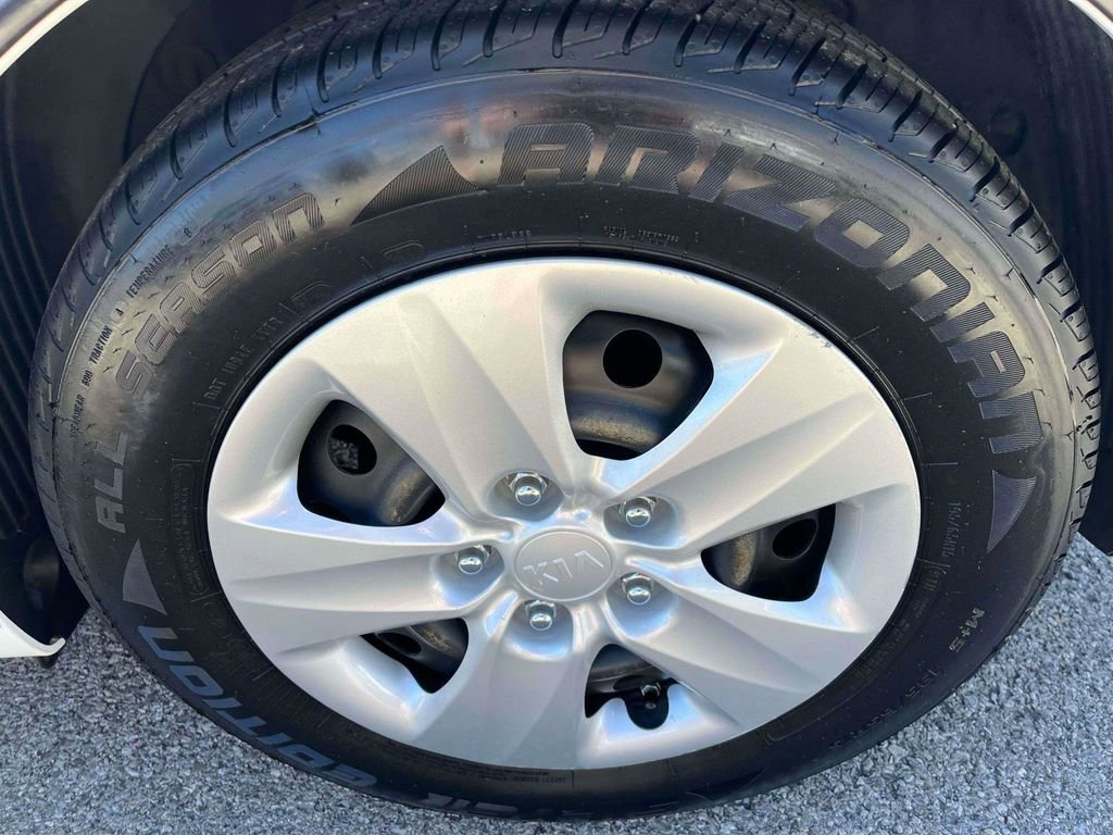 Used 2017 Kia Forte LX image 29