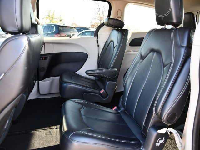 Used 2024 Chrysler Pacifica Touring-L image 20