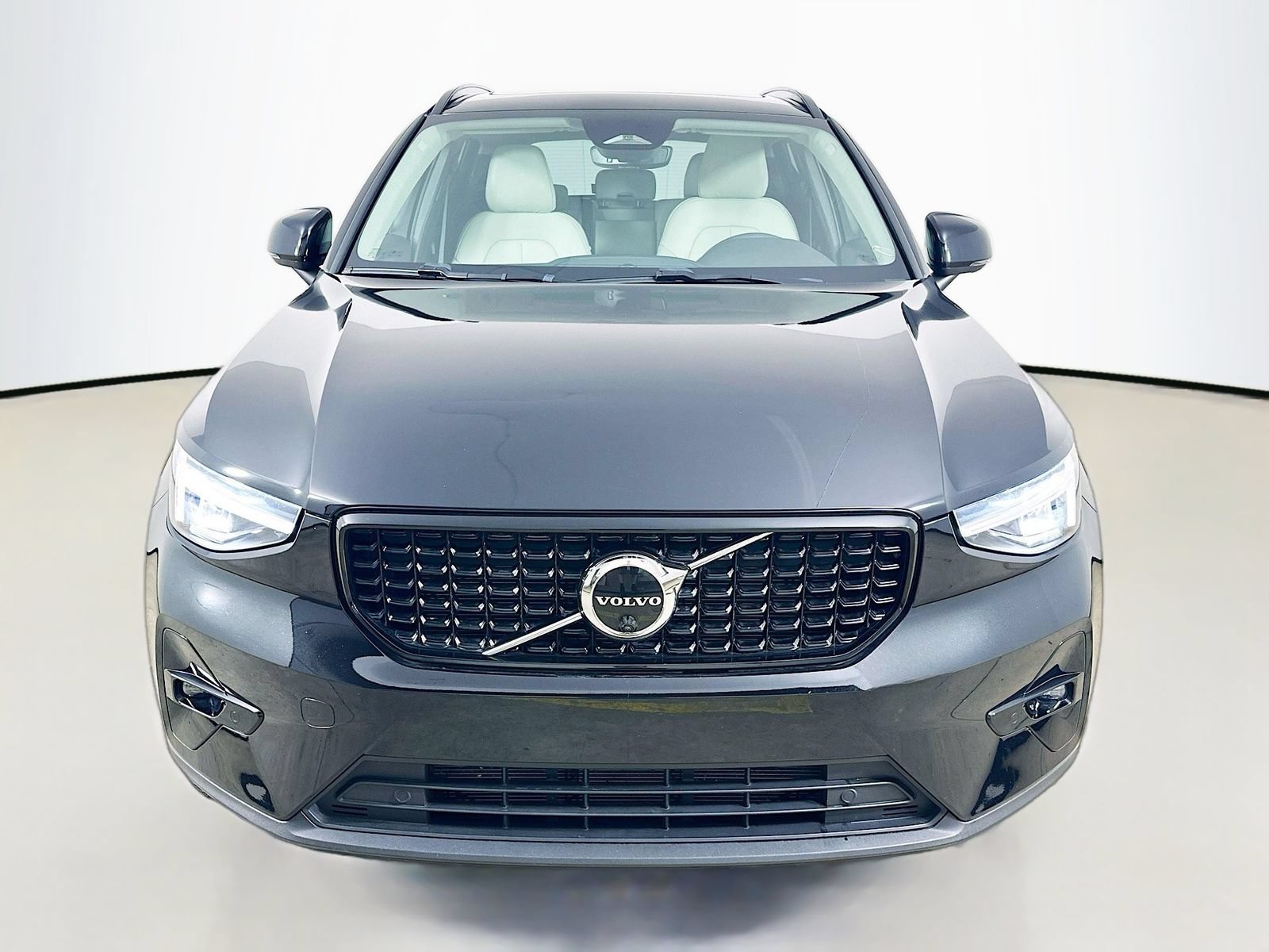 Used 2023 Volvo XC40 B5 Plus w/ Driver Assist Package AWD/4WD image 2