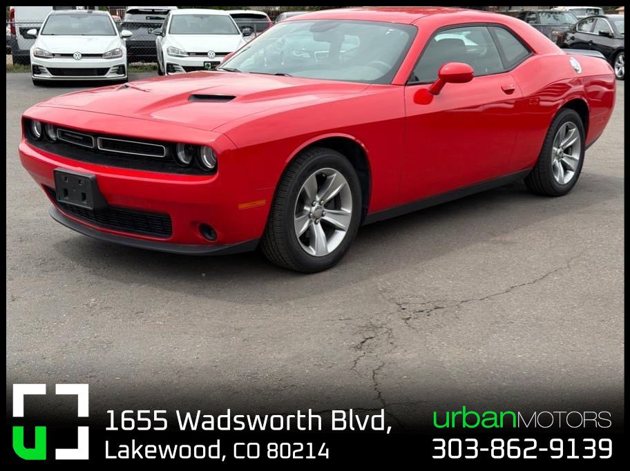 Used 2016 Dodge Challenger SXT RWD image 1