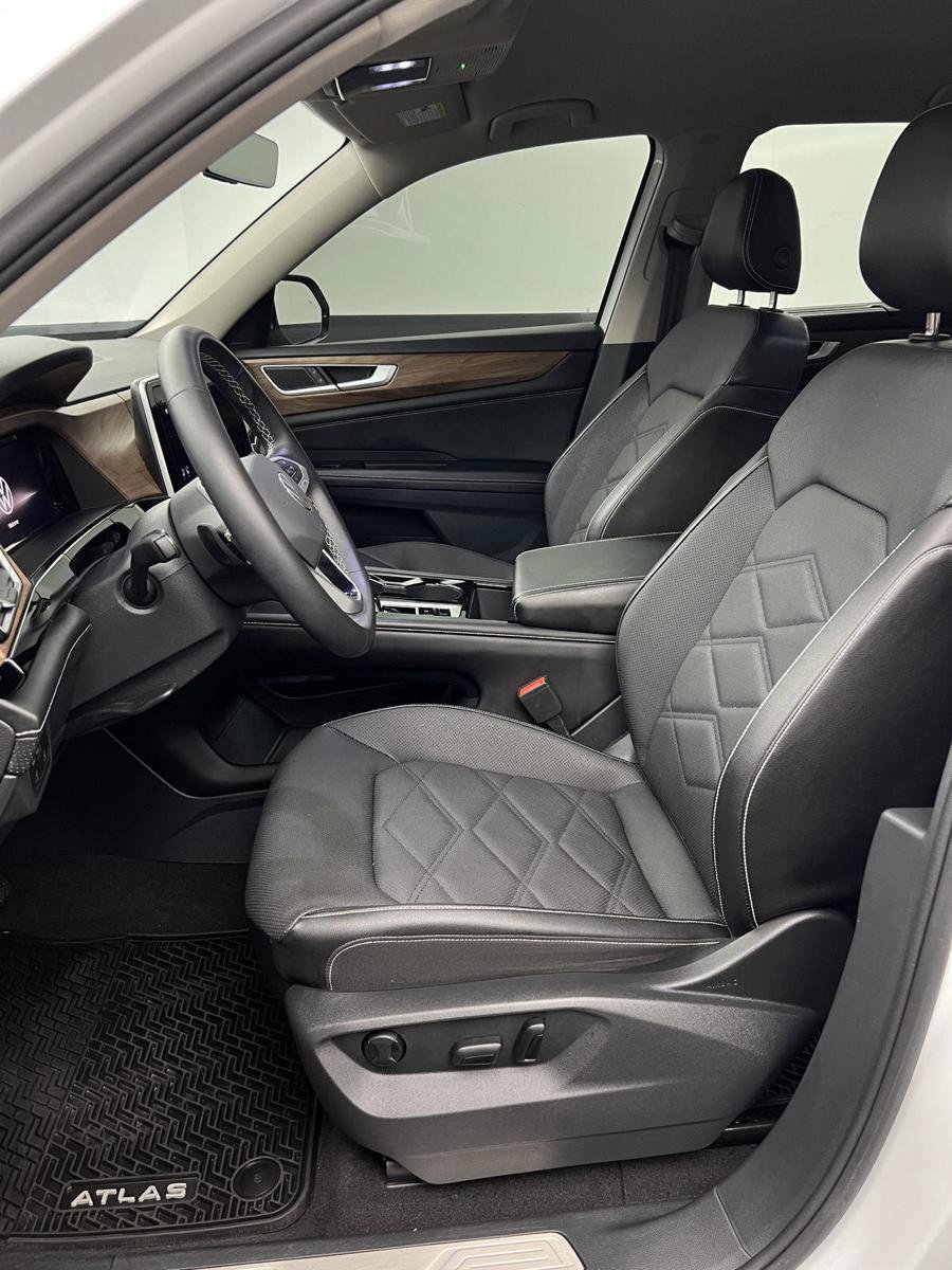 Used 2024 Volkswagen Atlas SE FWD image 4