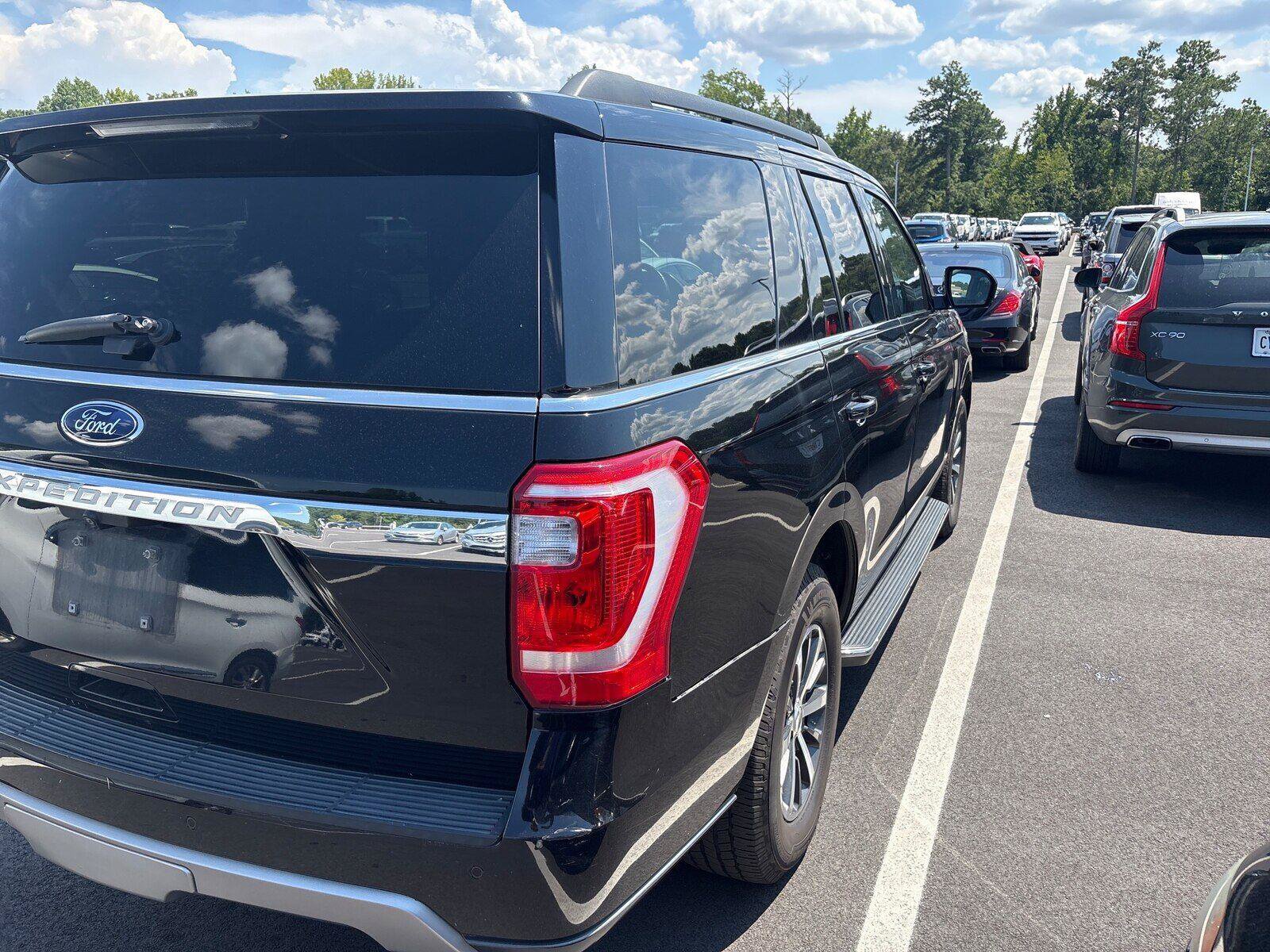 Used 2018 Ford Expedition XLT AWD/4WD image 3