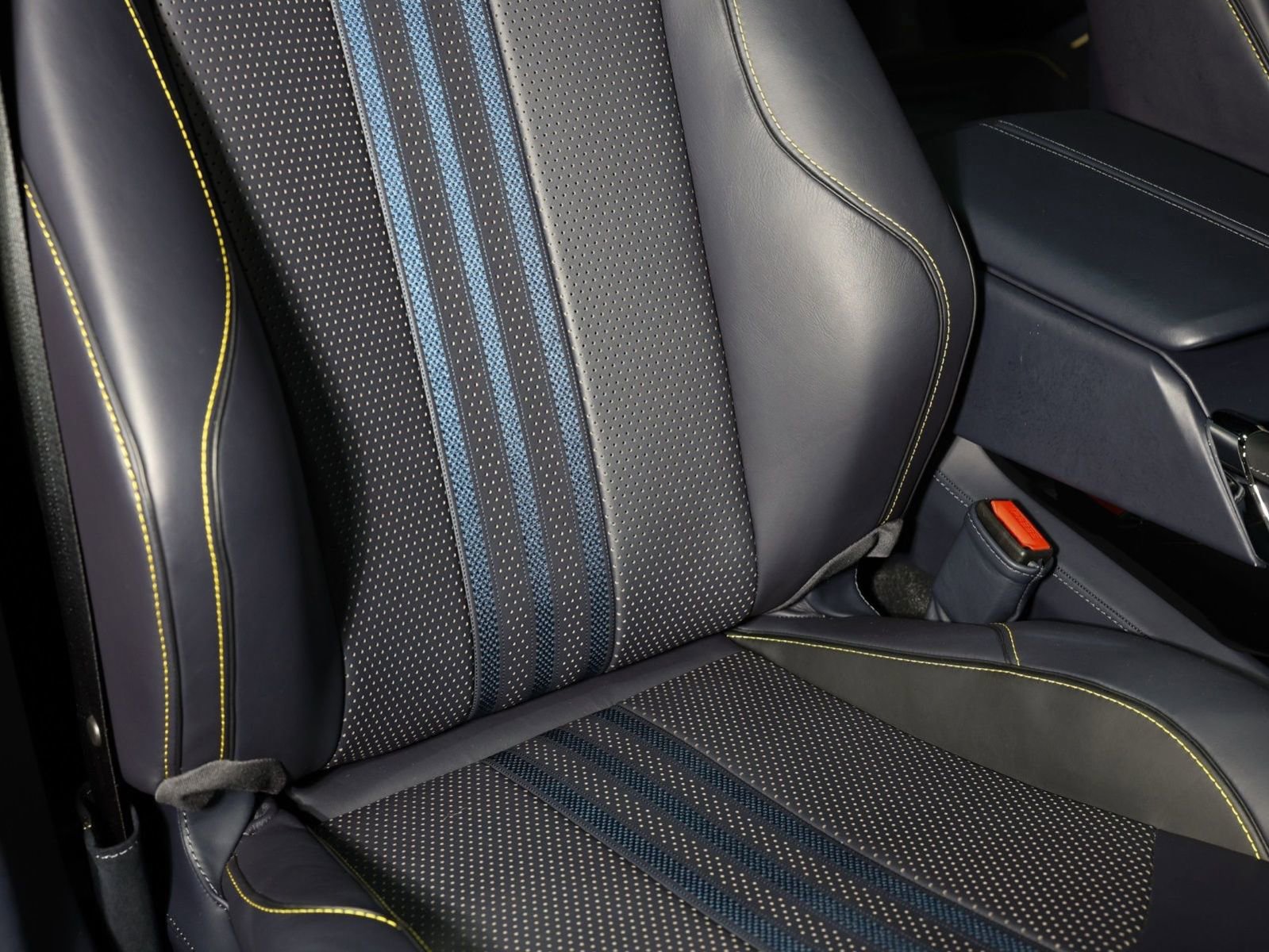 Used 2025 Aston Martin DBX 707 image 23