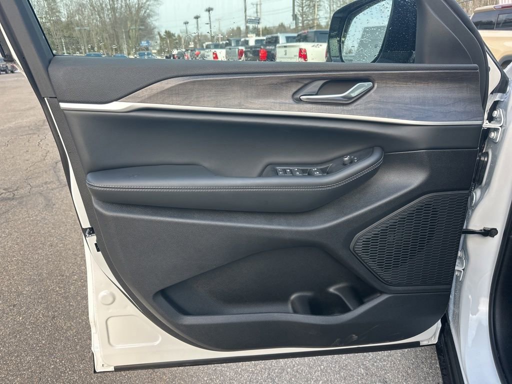 New 2026 Jeep Grand Cherokee Laredo image 12