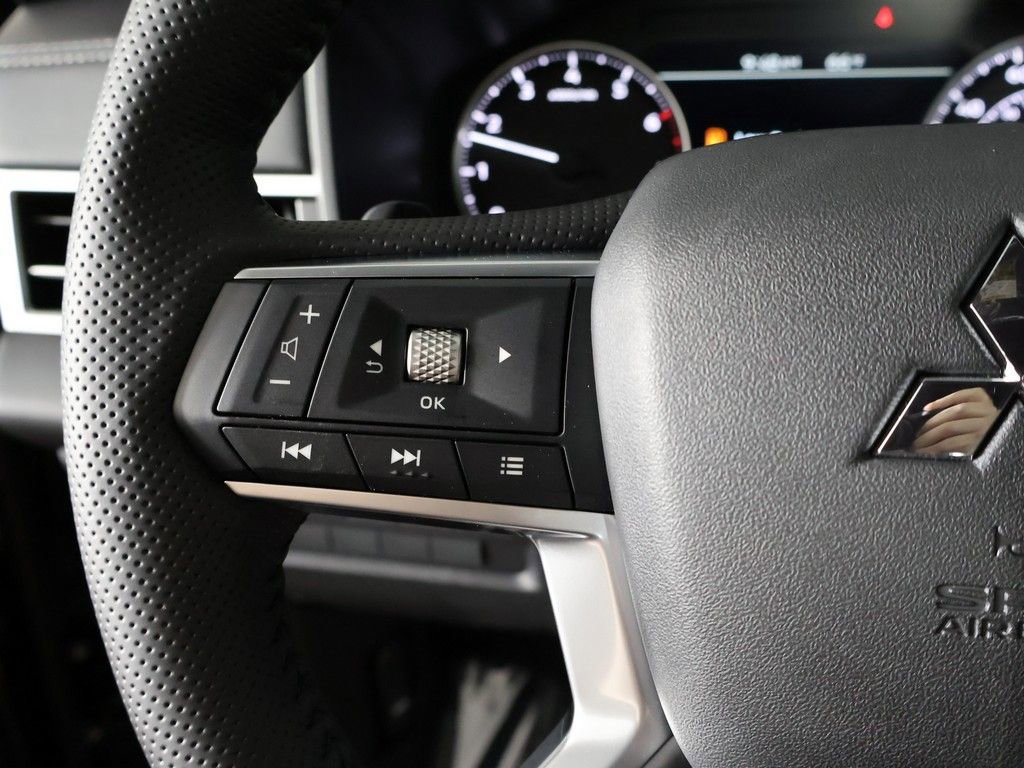 New 2026 Mitsubishi Outlander LE FWD image 38