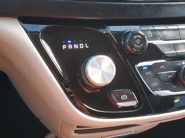 Used 2023 Chrysler Pacifica Touring-L FWD image 27