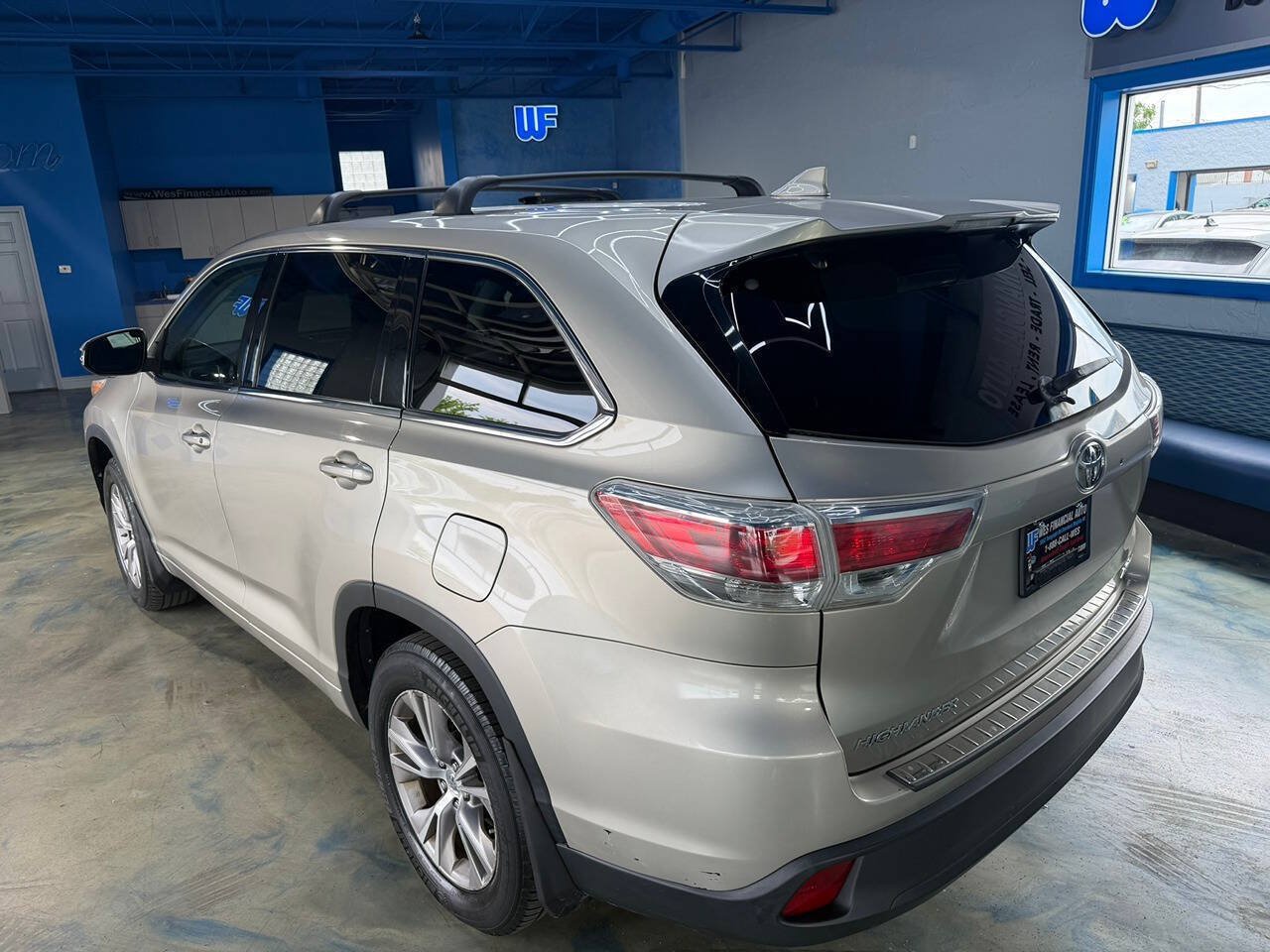 Used 2014 Toyota Highlander LE AWD/4WD image 7