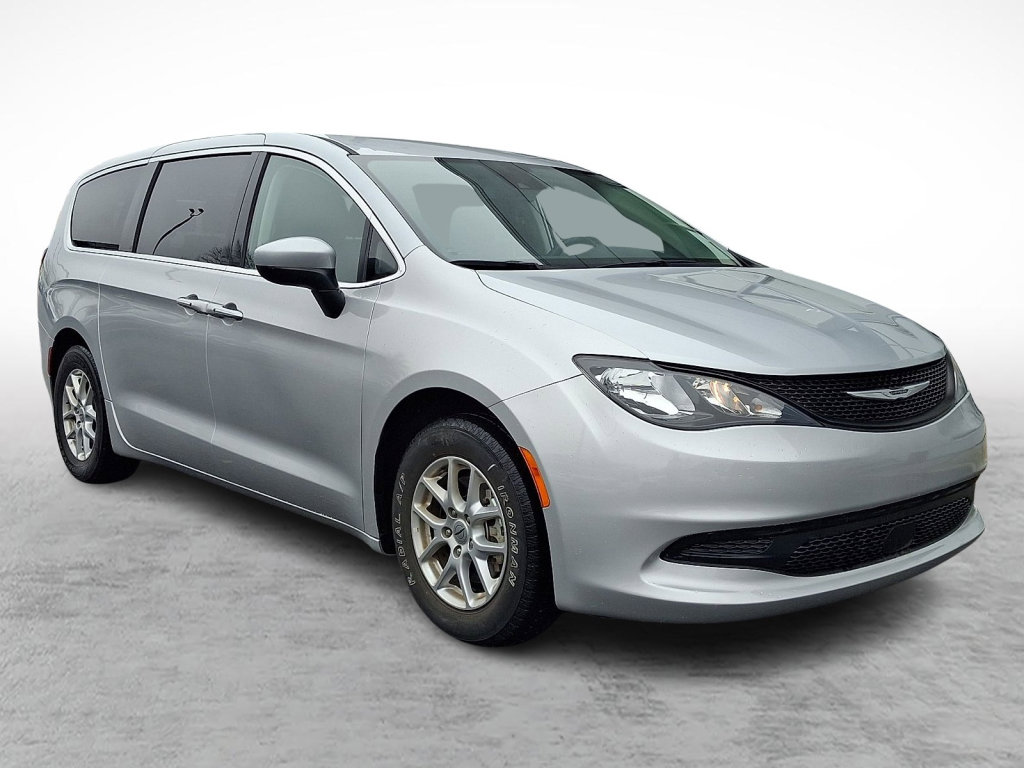 Certified 2023 Chrysler Voyager LX image 3