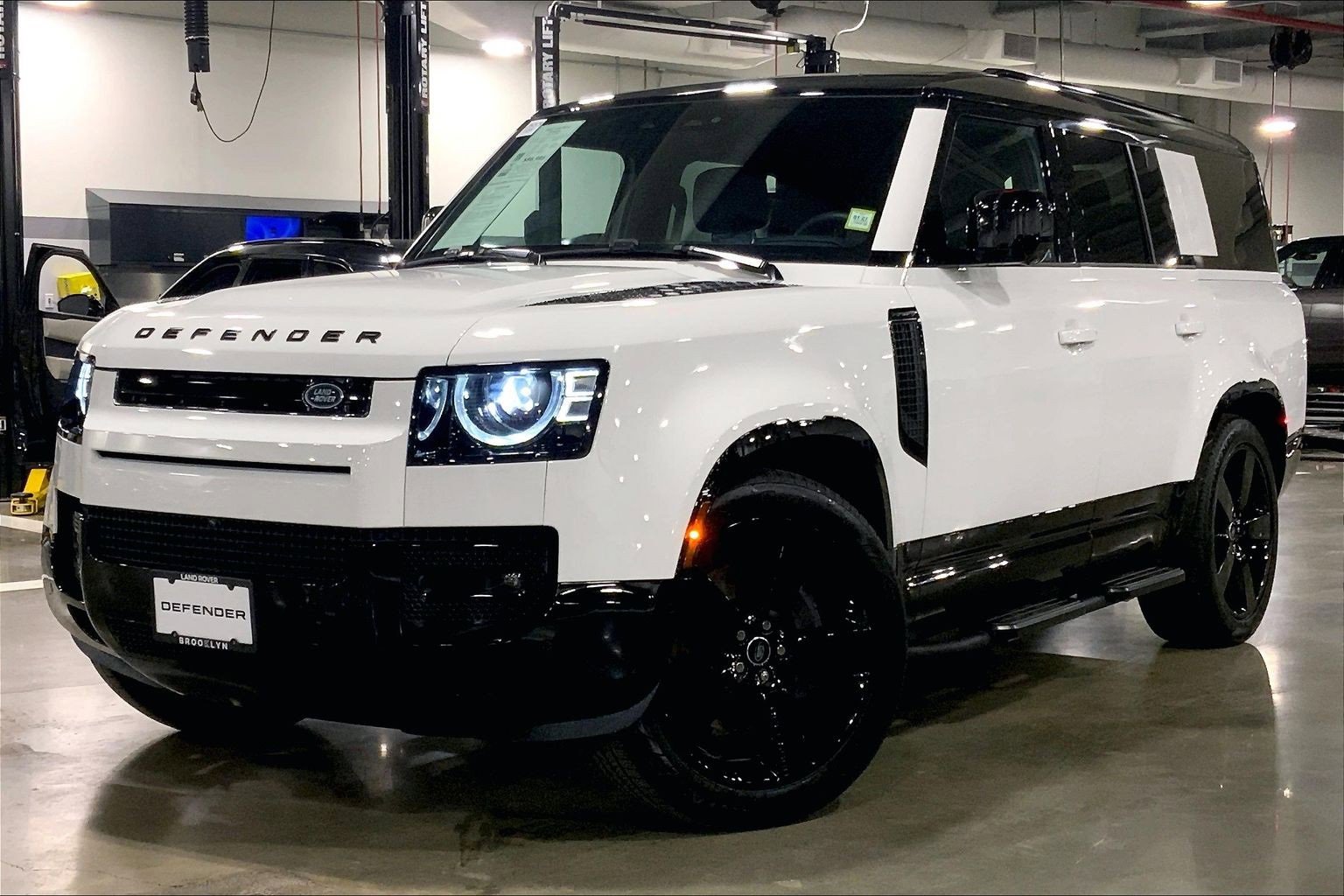 Used 2025 Land Rover Defender 130 X-Dynamic SE image 1