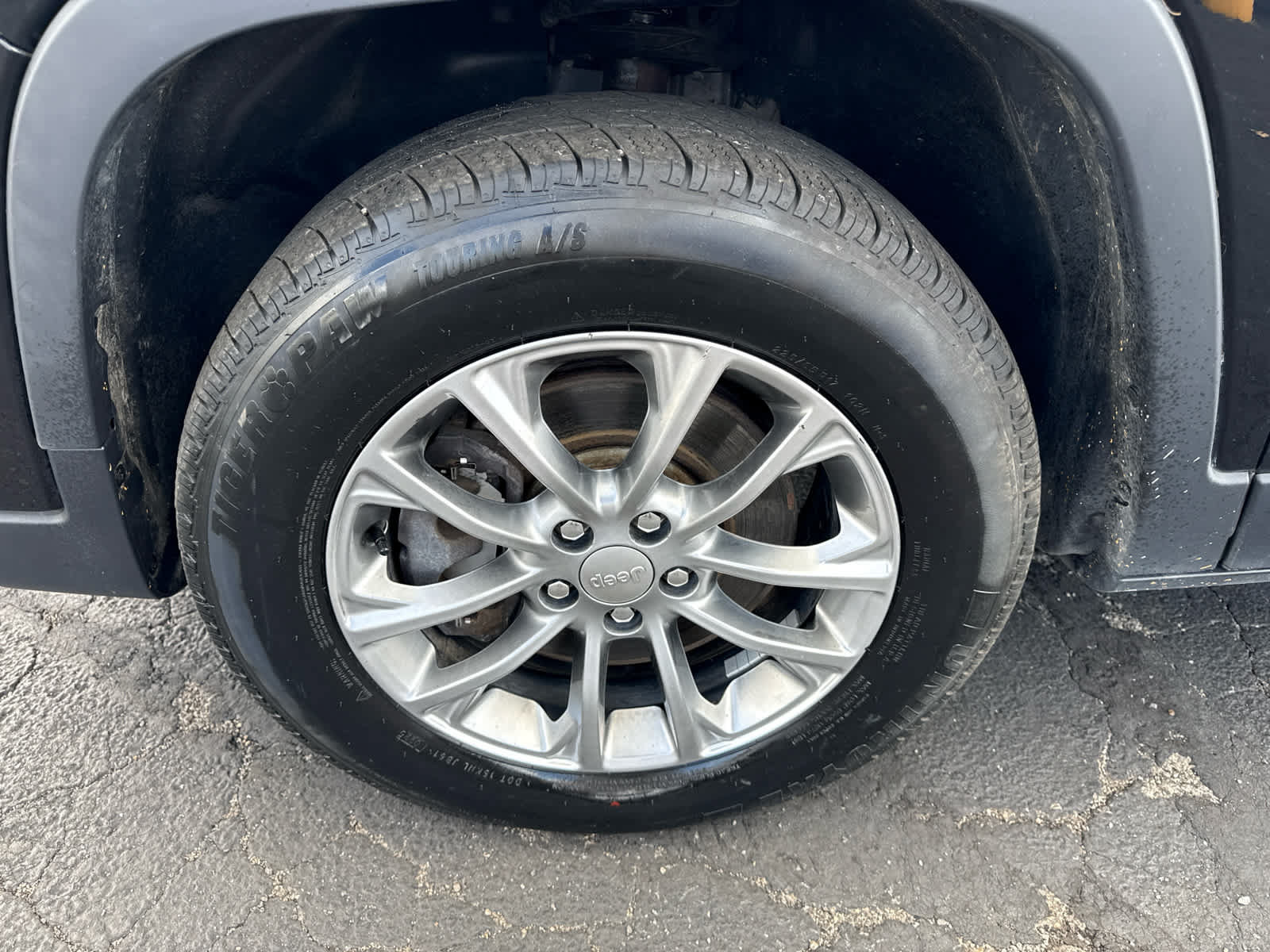 Used 2019 Jeep Cherokee Latitude Plus w/ Cold Weather Group AWD/4WD image 9