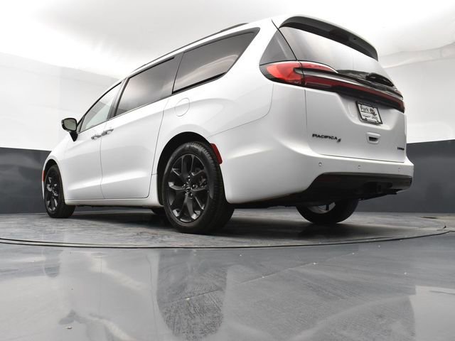 Used 2024 Chrysler Pacifica Limited w/ Uconnect Theater Family Group image 22