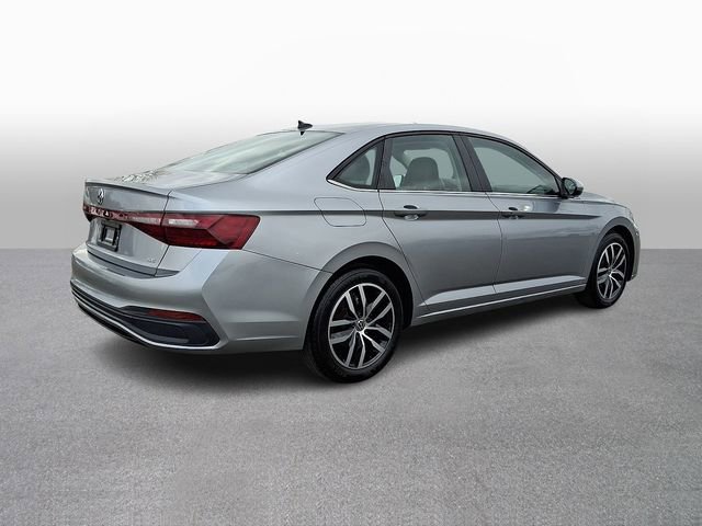 Used 2025 Volkswagen Jetta SE image 4