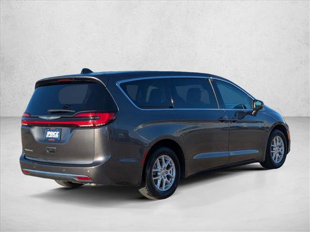 Used 2023 Chrysler Pacifica Touring-L image 5