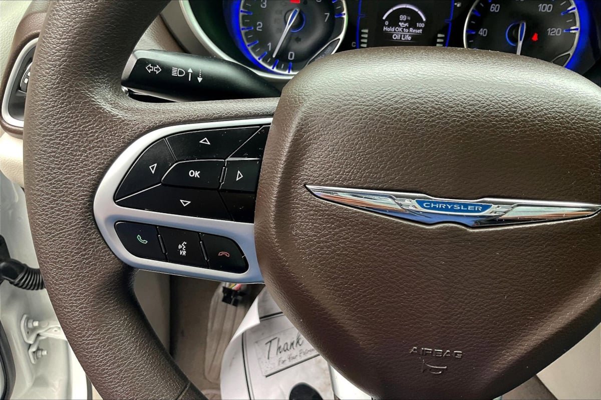 Used 2019 Chrysler Pacifica L FWD image 11