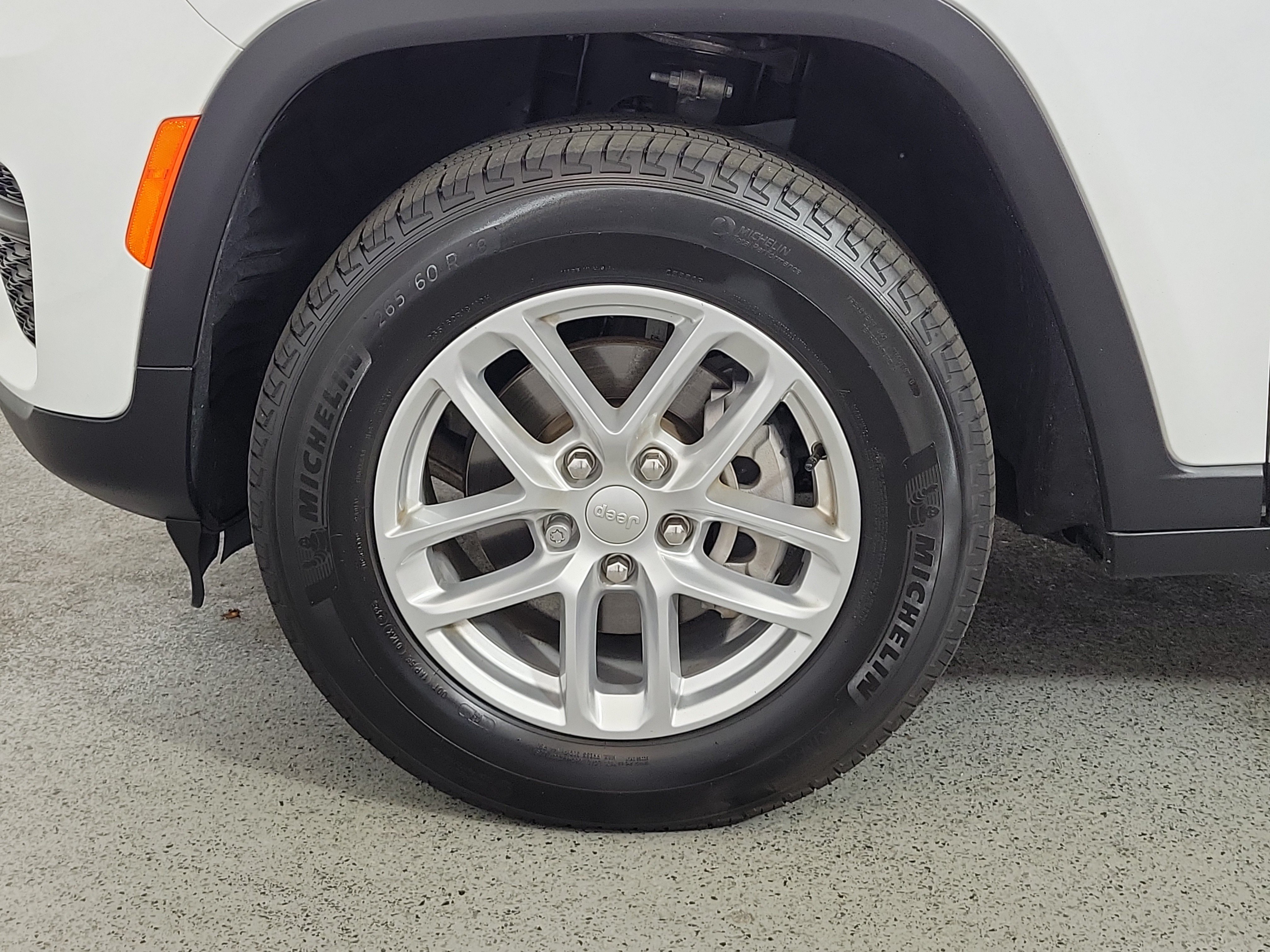 Used 2025 Jeep Grand Cherokee Laredo X RWD image 9